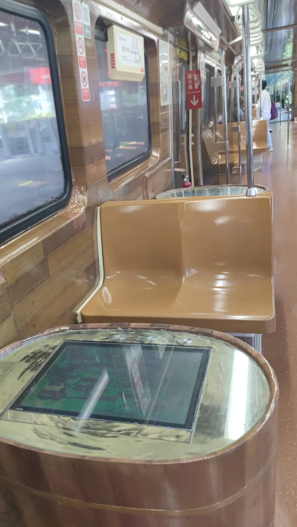 【圖|車廂裡的圓桌與展示】